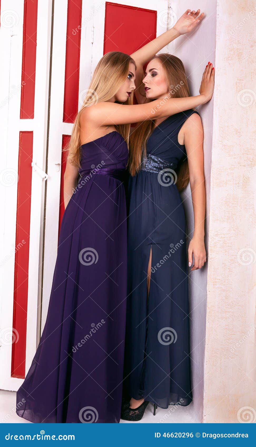 Deux Filles Chaudes Dans Des Robes De Soirée Dans La Chambre De Vintage Photo Stock Image Du 