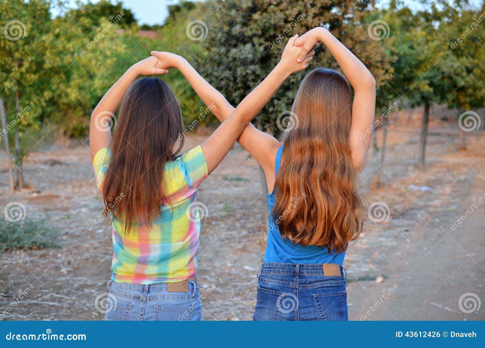 Deux Filles De Meilleur Ami Faisant Un Signe De Forever Photo stock - Image  du verticale, adolescents: 43612426