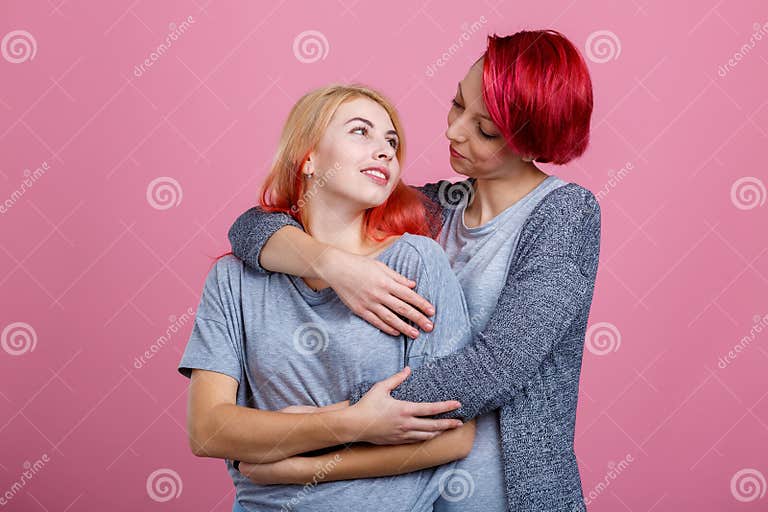 Deux Filles Lesbiennes, S'embrassent Et Regardent Fixement L'un L'autre ...