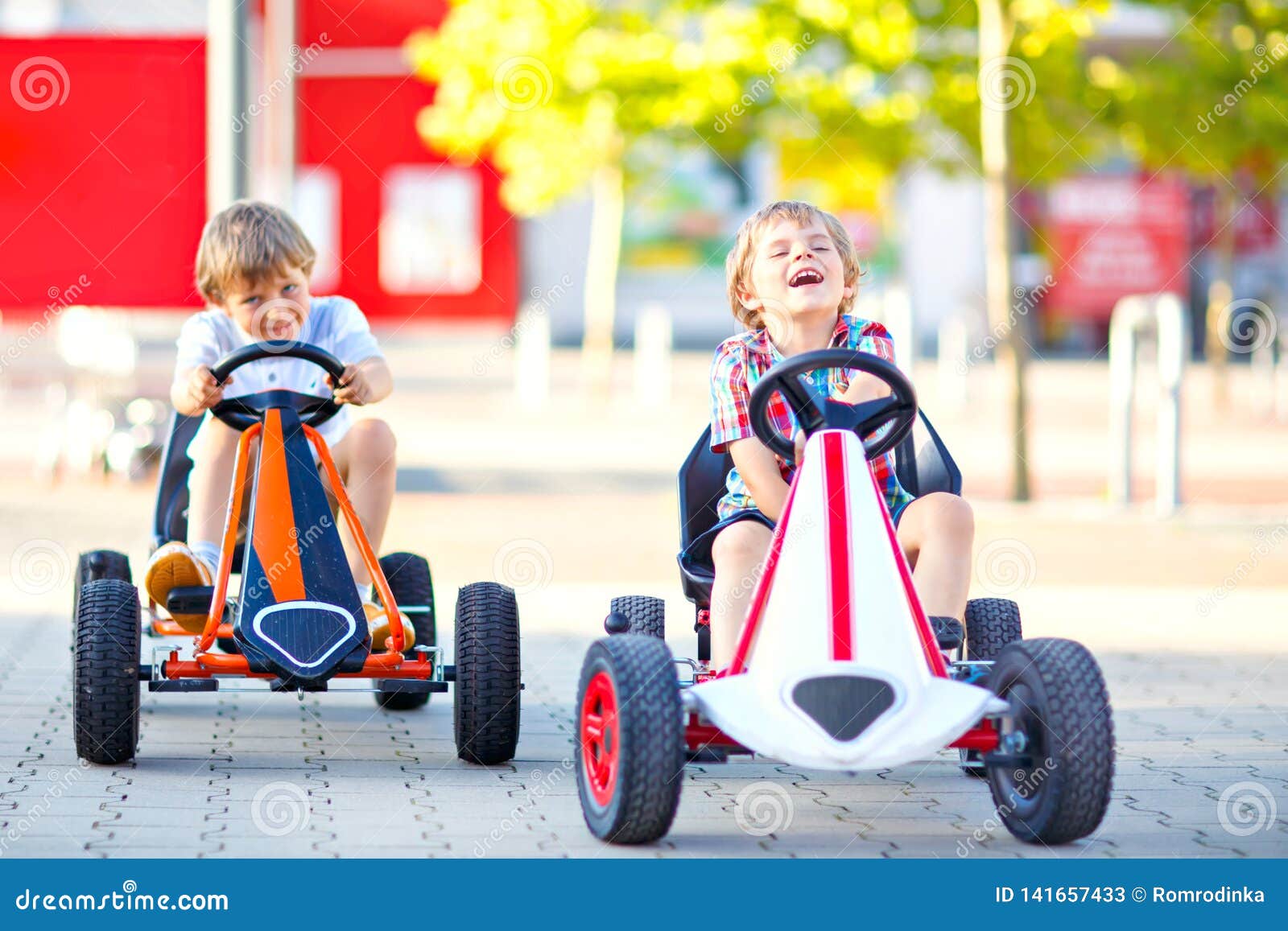 Deux Garçons Actifs De Petit Enfant Conduisant La Voiture De Course De  Pédale En été Font Du Jardinage, Dehors Enfants, Meilleurs Image stock -  Image du enfants, allemagne: 141657433