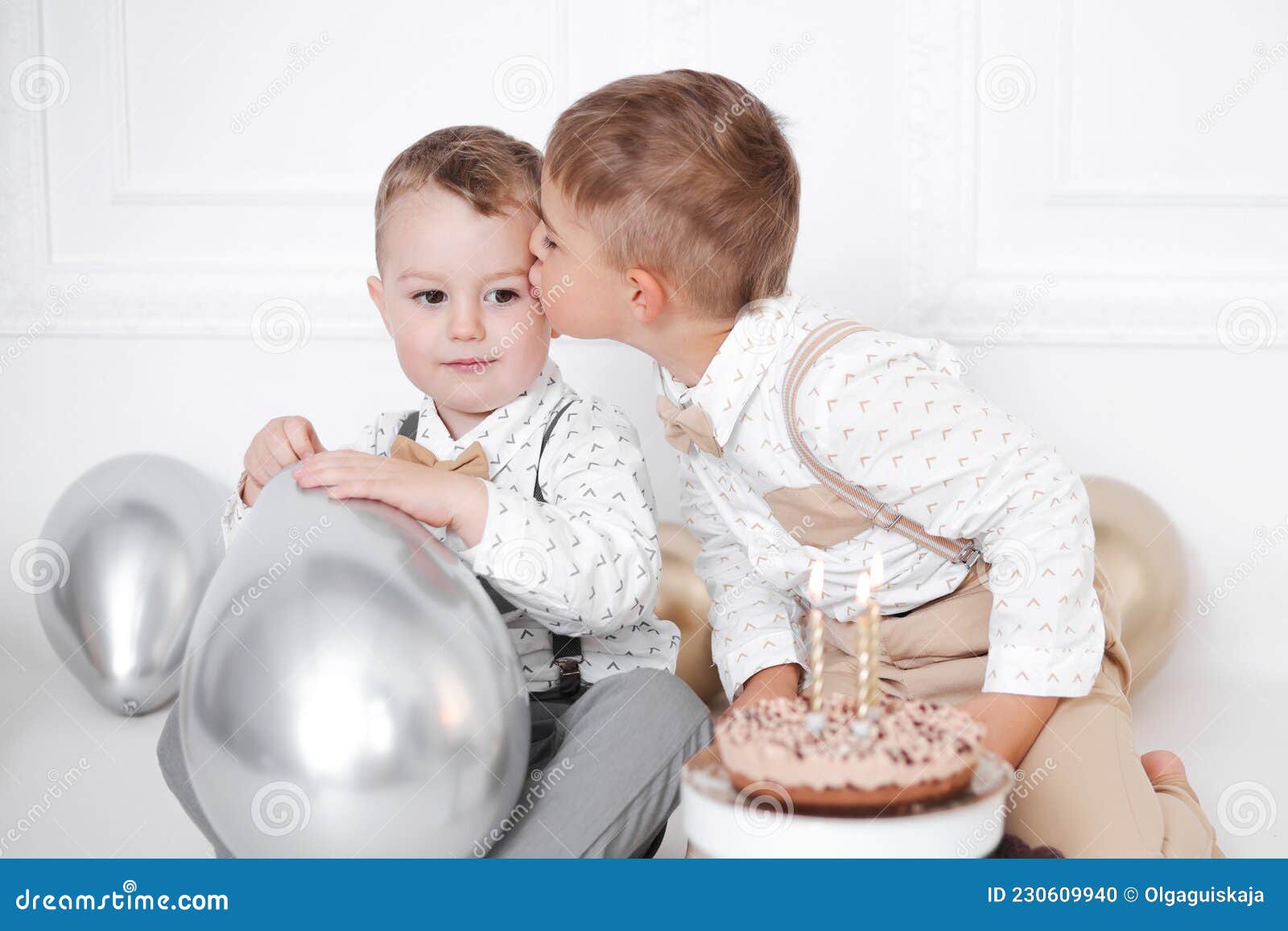 Anniversaire D'enfant Avec Gâteau Et Ballons