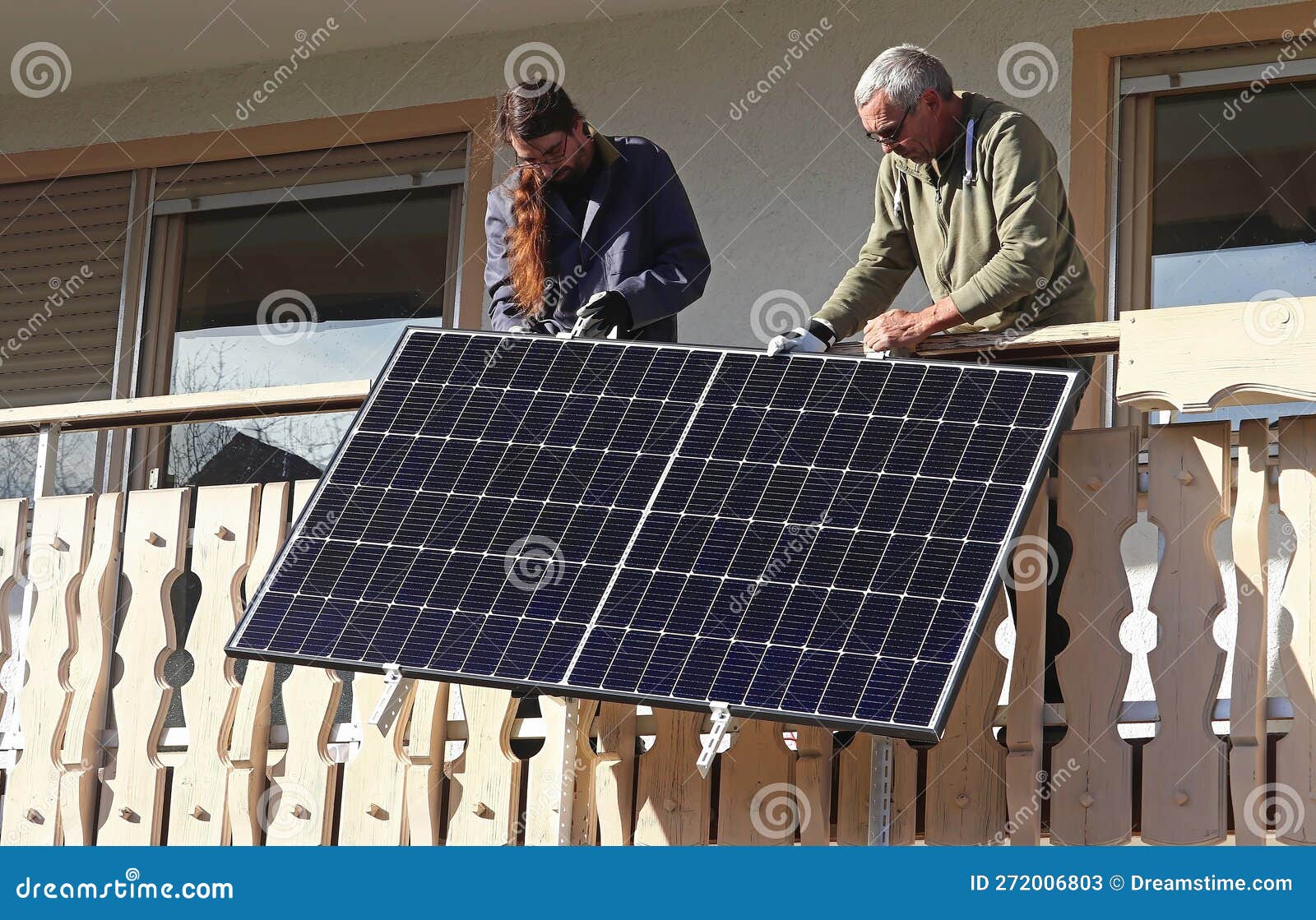 Deux Hommes Assemblent Une Centrale électrique De Balcon Pour
