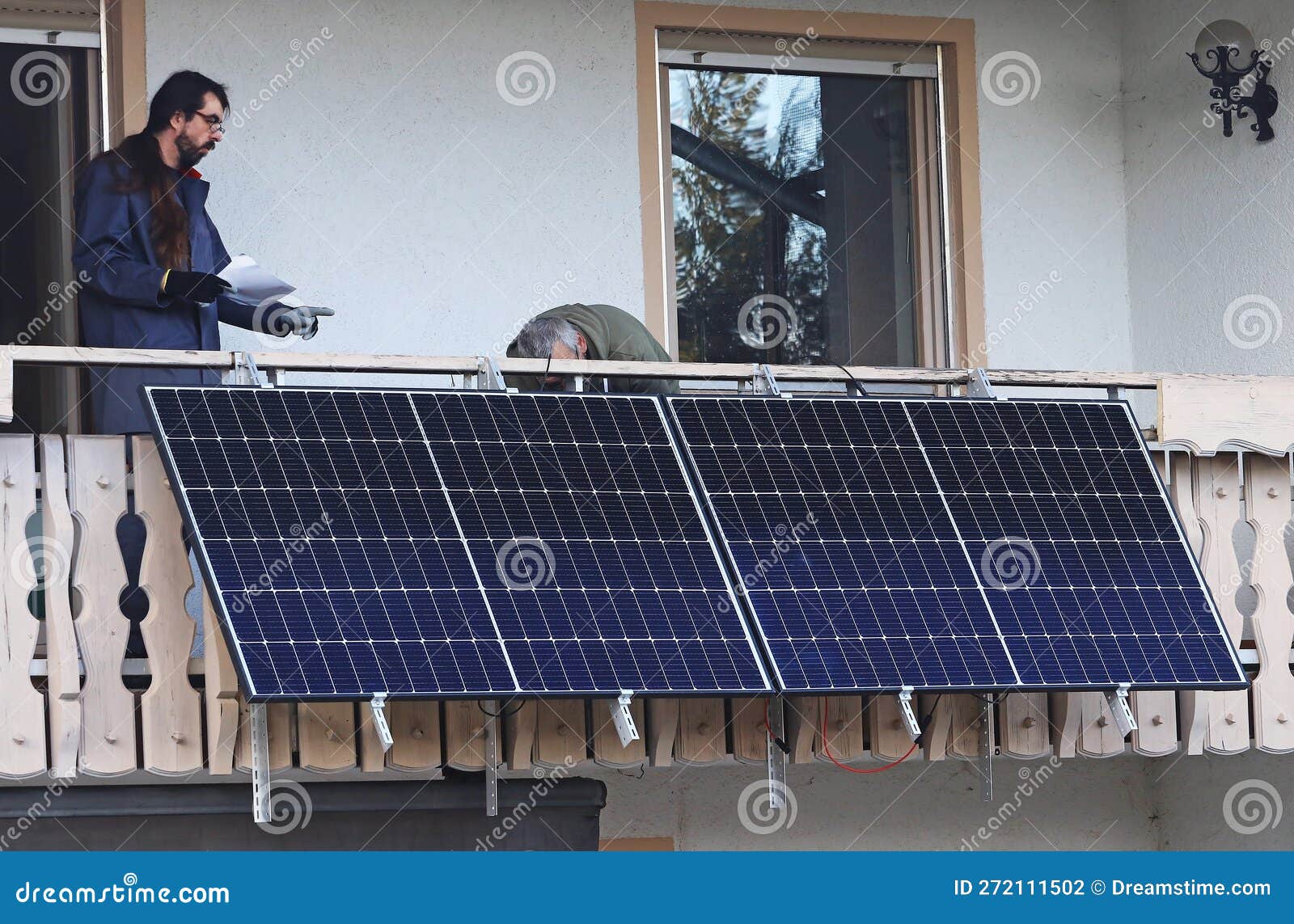 Deux Hommes Assemblent Une Centrale électrique De Balcon Pour