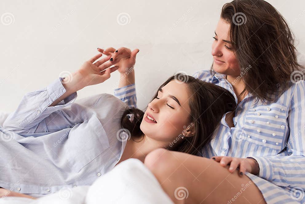 Deux Jeunes Femmes Dans Le Lit Se Touchent Doucement Photo stock Image du embrassez, beau