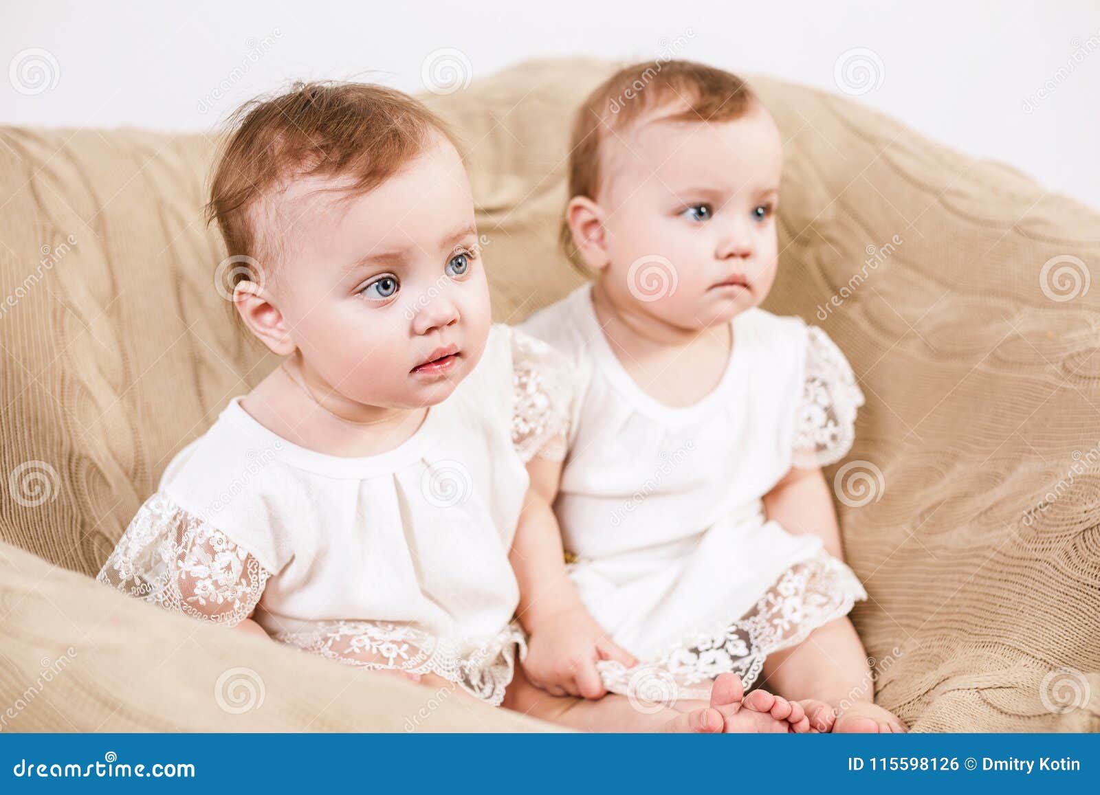 Deux Jumeaux Adorables De Bebe S Asseyant Dans La Chaise Photo Stock Image Du Naissance Rapport Deux Jumeaux Adorables De Bebe S Asseyant Dans La Chaise Photo Stock Image Du Naissance Rapport