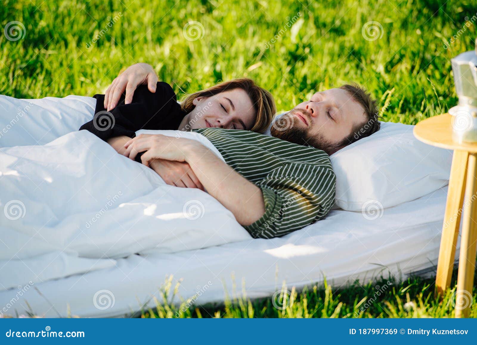 femme qui fait une sieste sur l'herbe Photos