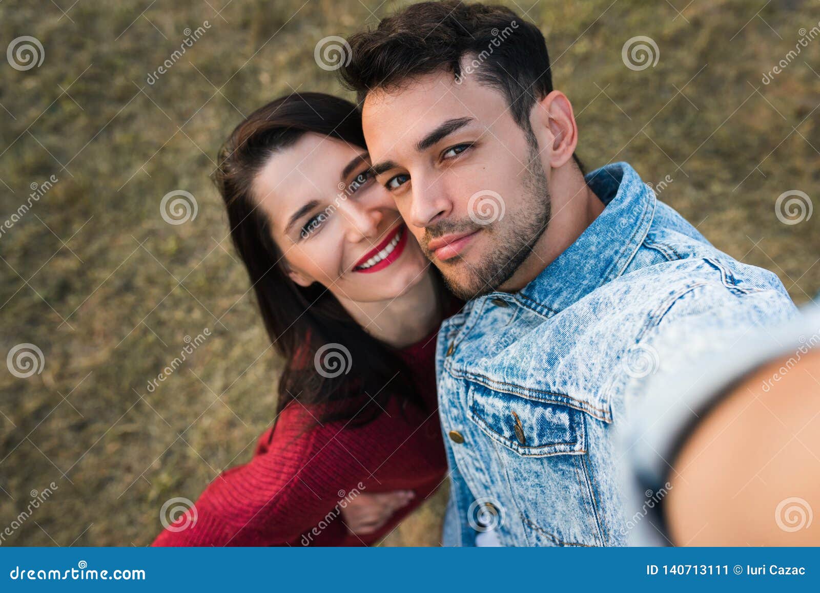 Deux Personnes Heureuses D Amants Appreciant Ils Date S Embrassant Rendant Le Selfie Exterieur Avec Amour Ayant Des Yeux Pleins Image Stock Image Du Amants Date Deux Personnes Heureuses D Amants Appreciant Ils Date S Embrassant Rendant Le Selfie Exterieur Avec Amour Ayant Des Yeux Pleins Image Stock Image Du Amants Date