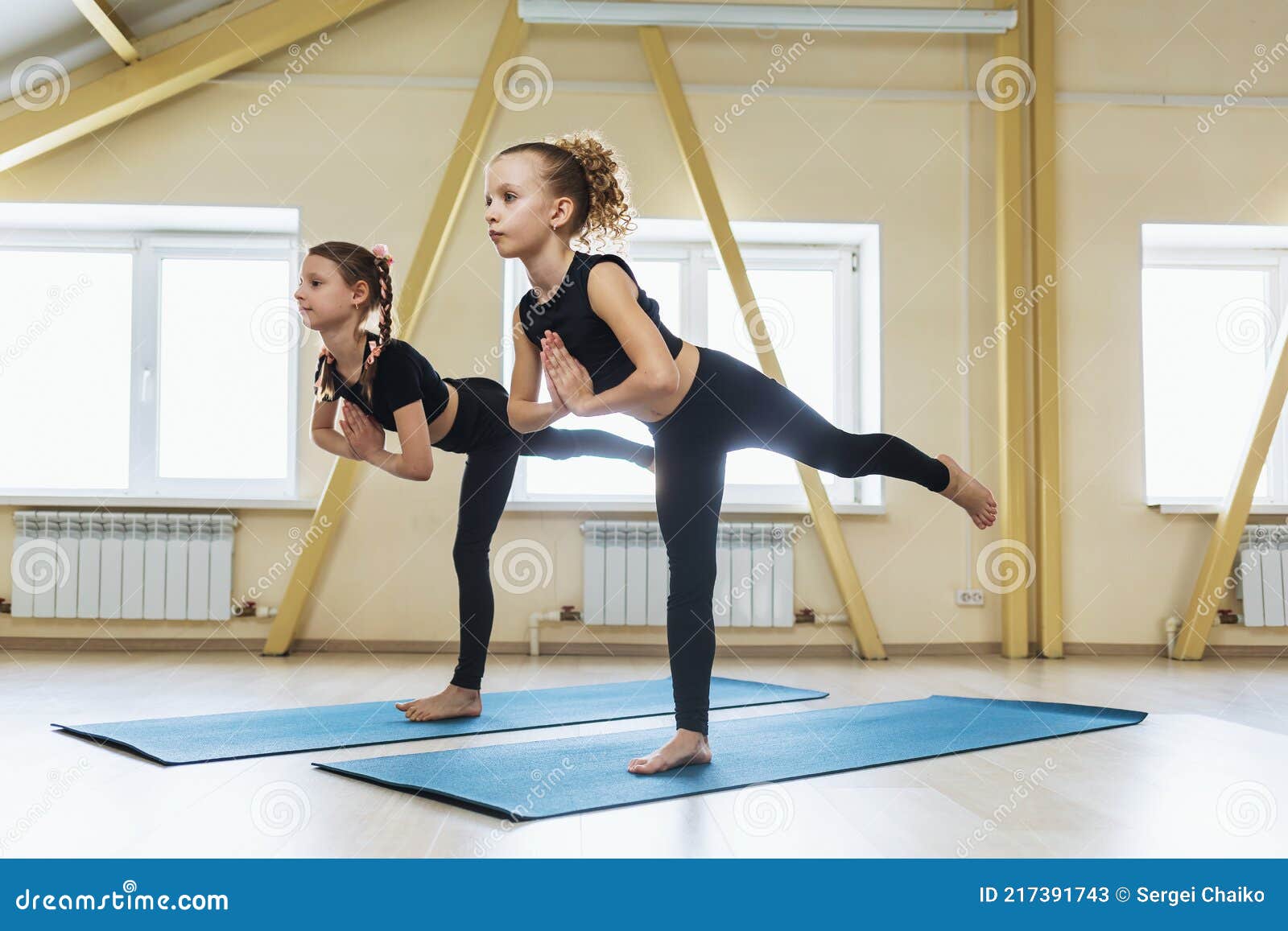 Deux Petites Filles Pratiquant Le Yoga Exécutant Virabhadrasana