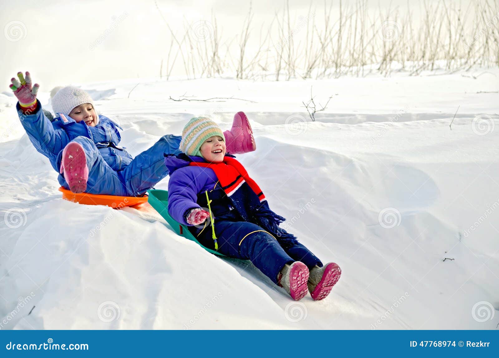 Deux Petites Filles Sur Le Traîneau Par La Neige à Glisser Photo stock -  Image du jupe, vacances: 47768974