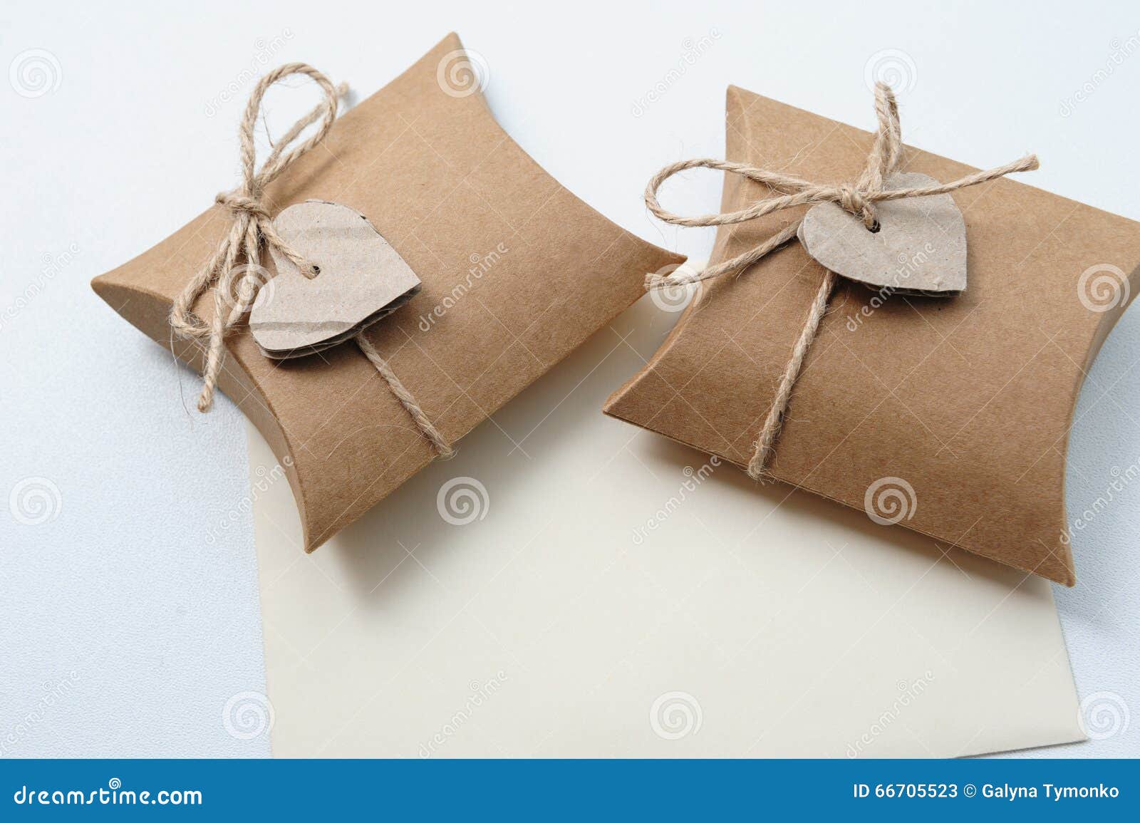 Deux Petits Boîte-cadeau Faits Main Avec Le Papier D'emballage