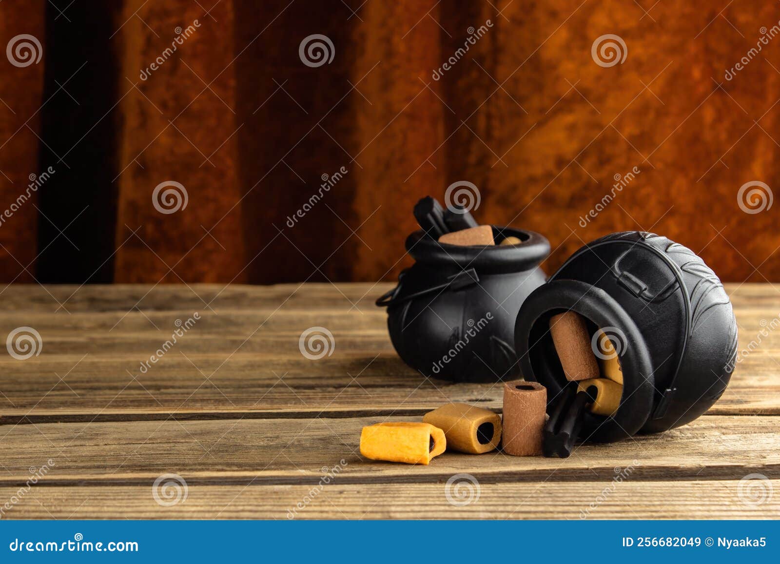 Deux Petits Chaudrons Avec Bonbons Sont Posés Sur Une Table En Bois Avec  Rideau De Velours Image stock - Image du noir, nourriture: 256682049