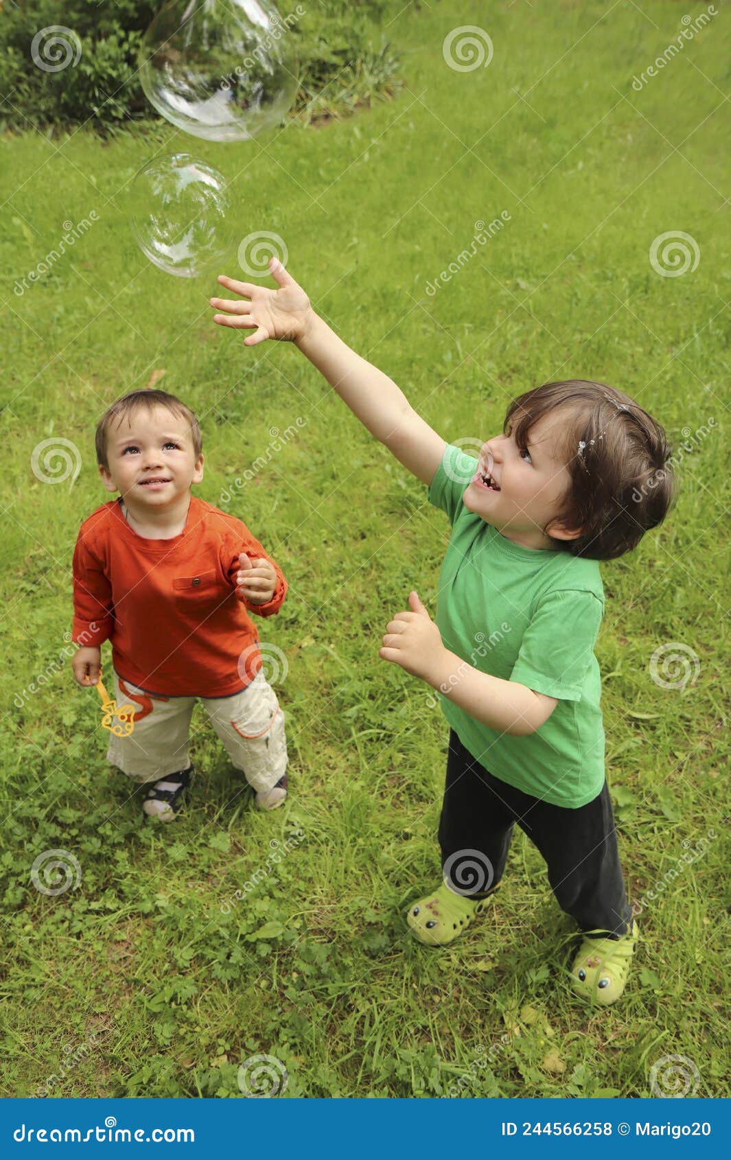 Photo D'enfants Jouant Aux Bulles De Savon