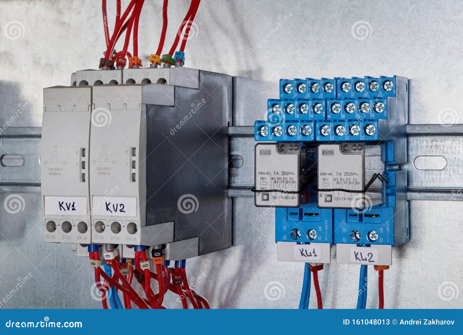 Deux Relais De Commande De Changement De Phase Et Deux Relais  Intermédiaires Dans L'armoire électrique Image stock - Image du contrôleur,  bleu: 161048013