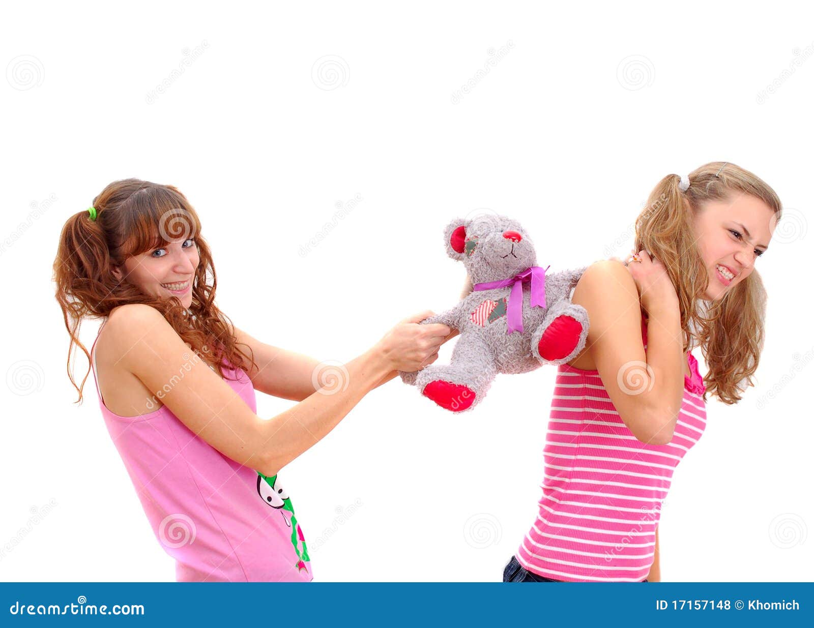 Включи против девочек. Девушки ссорятся из за одежды. Две девочки поссорились. Девочки поссорились картинка в магазине. Две девочки ругаются картинки.