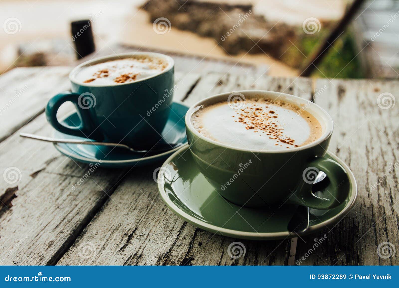 Deux Tasses De Cappuccino De Support De Café Sur La Table En Bois Café Vert  Et Bleu De Tasse Image stock - Image du parfumé, normal: 93872289