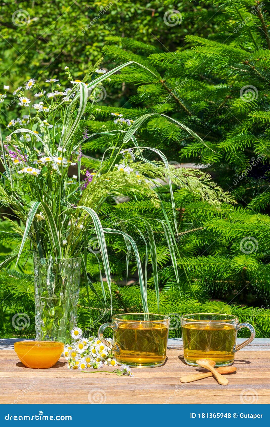 Deux Tasses De Miel De Thé Camomille Vert Dans Un Bol Cuillères à Café En  Bois Un Bouquet De Camomille Et Un Bouquet De Fleurs Et Photo stock - Image  du beau