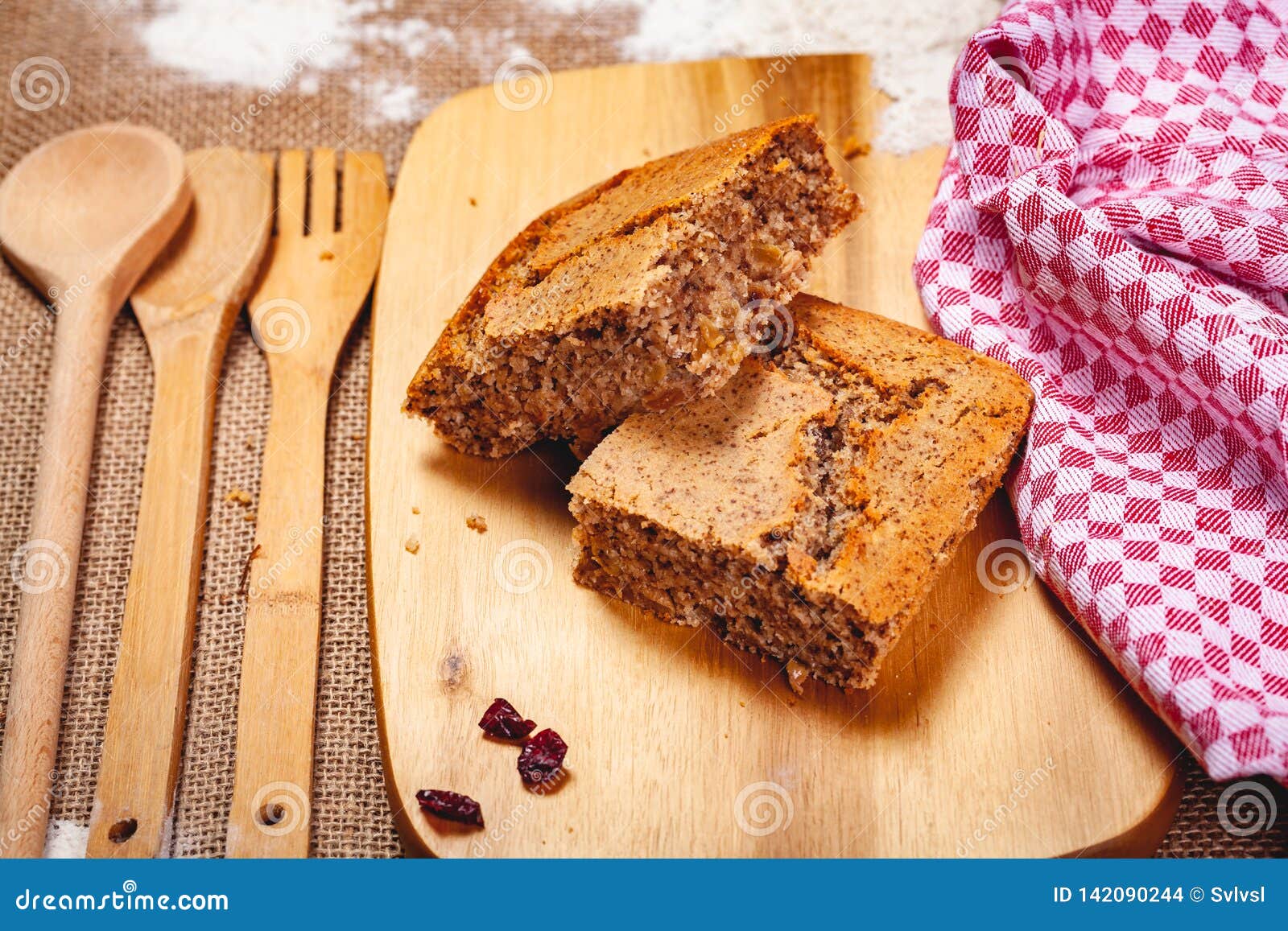 Deux Tranches De Gateau Fait Maison De Semoule Sur La Planche A Decouper En Bois Photo Stock Image Du Boulangerie Manne Deux Tranches De Gateau Fait Maison De Semoule Sur La Planche A Decouper En Bois Photo Stock Image Du Boulangerie Manne
