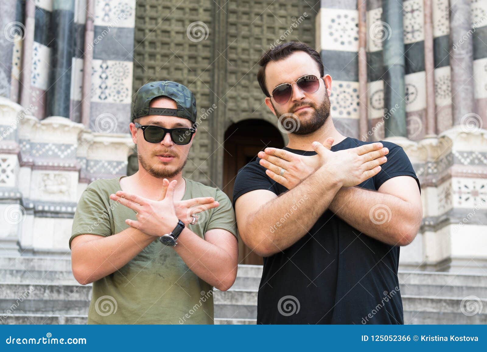 Deux Types Albanais Font Un Signe Albanais De Drapeau Avec Des Mains Photo stock Image du