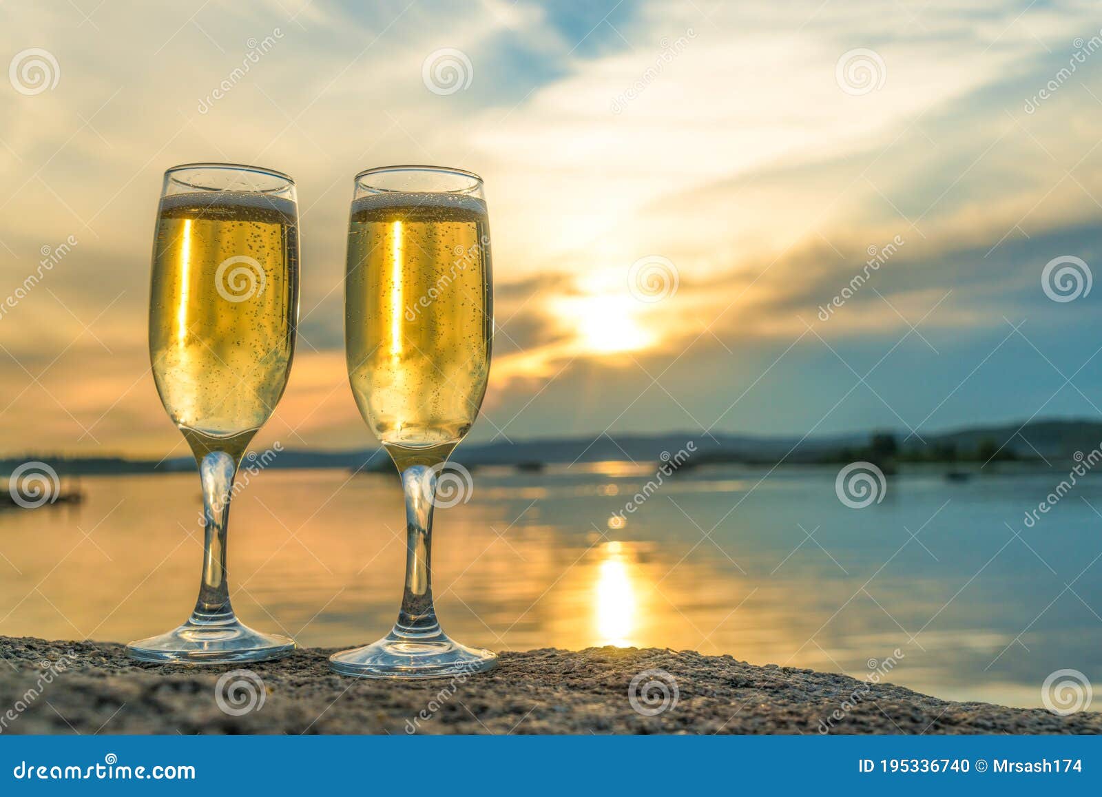 Deux Verres De Champagne Sur Le Fond Du Coucher Du Soleil En Nature Dehors  Photo stock - Image du paire, marié: 195336740