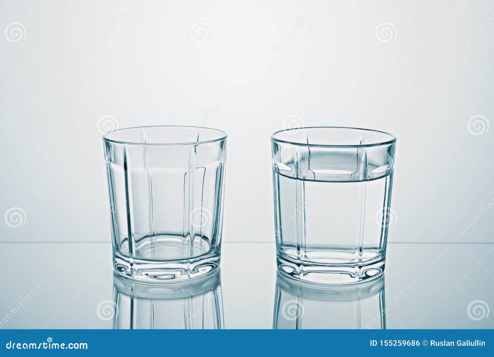 Deux Verres Un Vide, Un Plein D'eau Propre Photo stock Image du