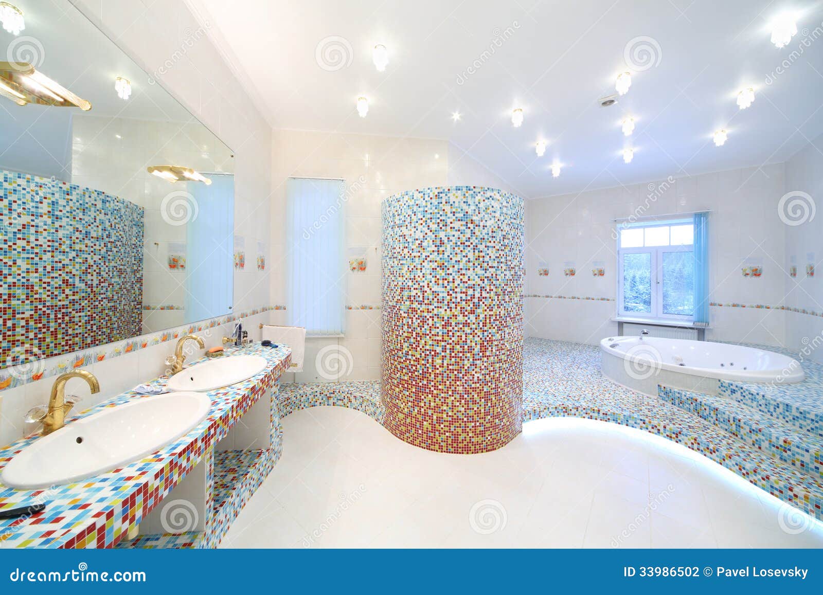 Jacuzzi dans la salle de bains spacieuse photos stock image ...