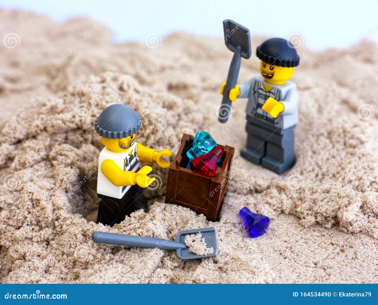 Deux Voleurs En Lego Creusent Une Boîte Avec Des Pierres De Sable