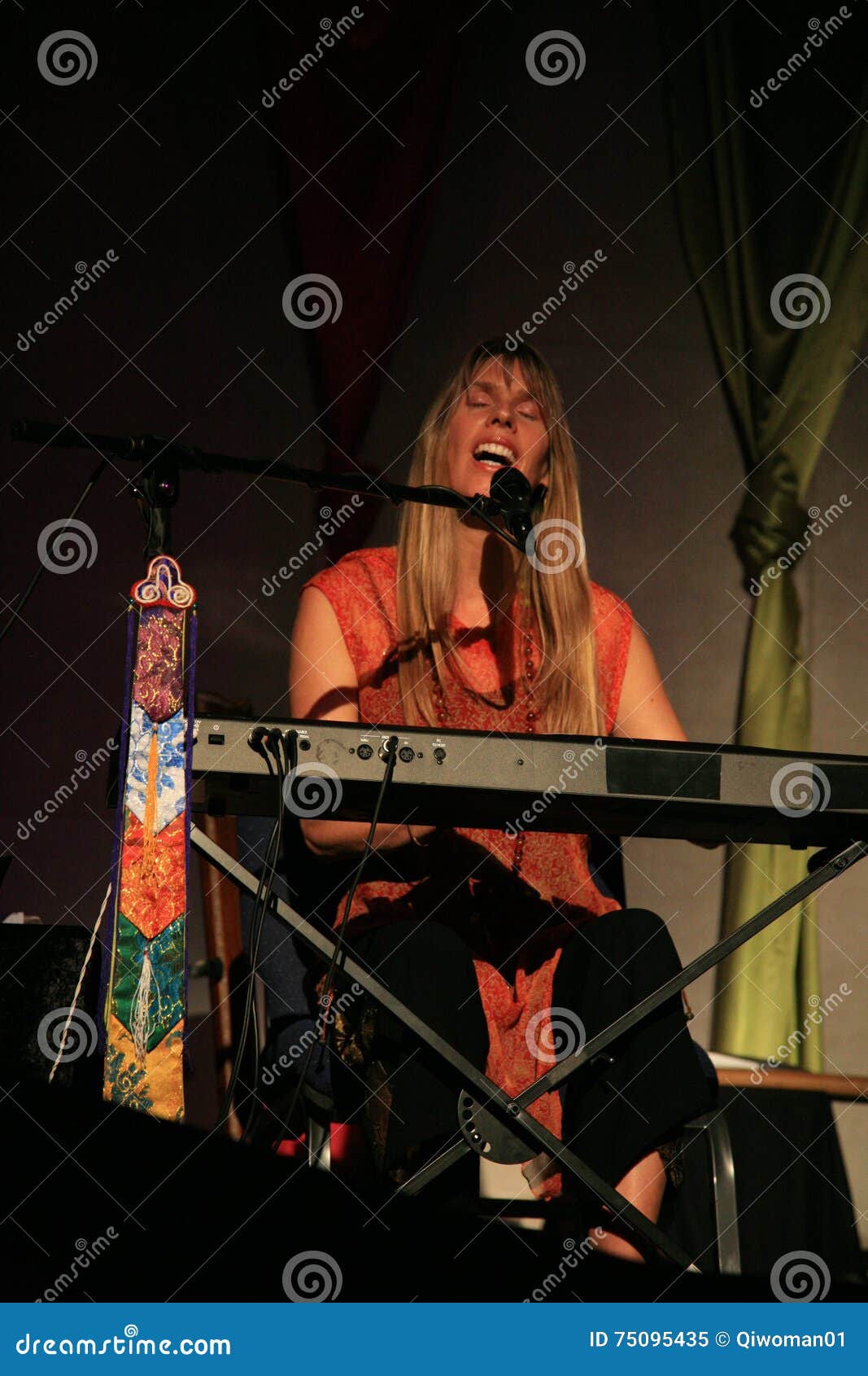 Deva Premal w koncercie obraz editorial. Obraz złożonej z studia - 75095435