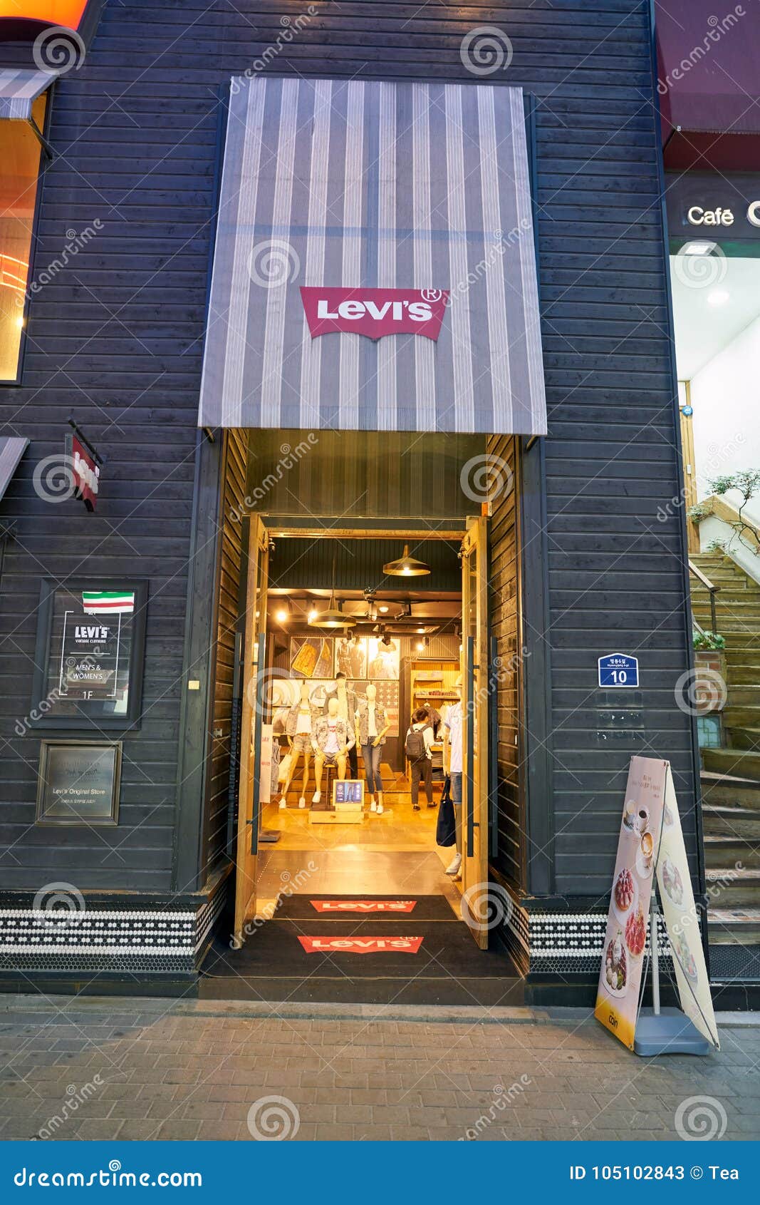 Devanture De Magasin De Levi's Photo stock éditorial - Image du storefront,  habillement: 105102843