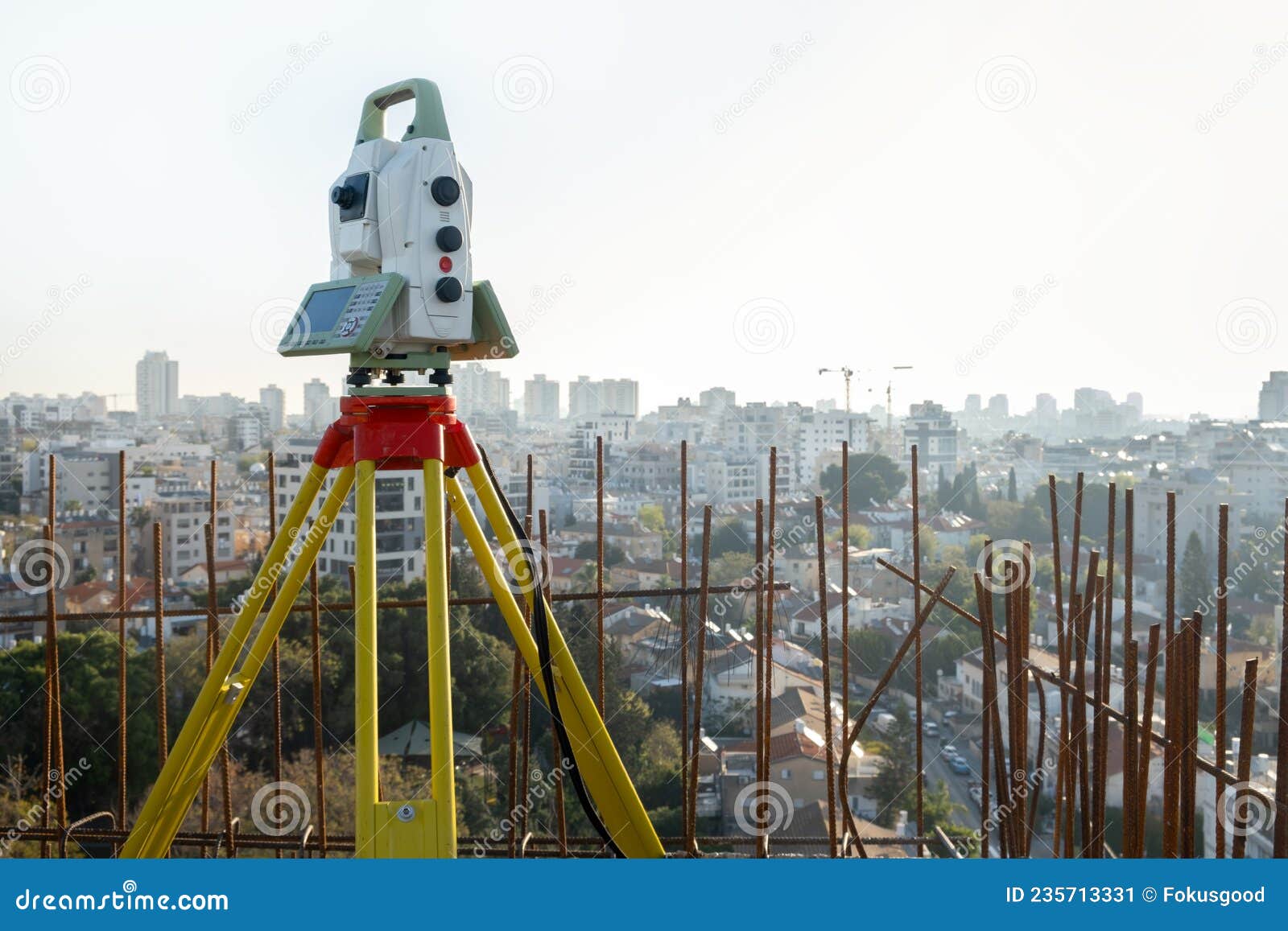 device for geodesymeasurement on a construction site