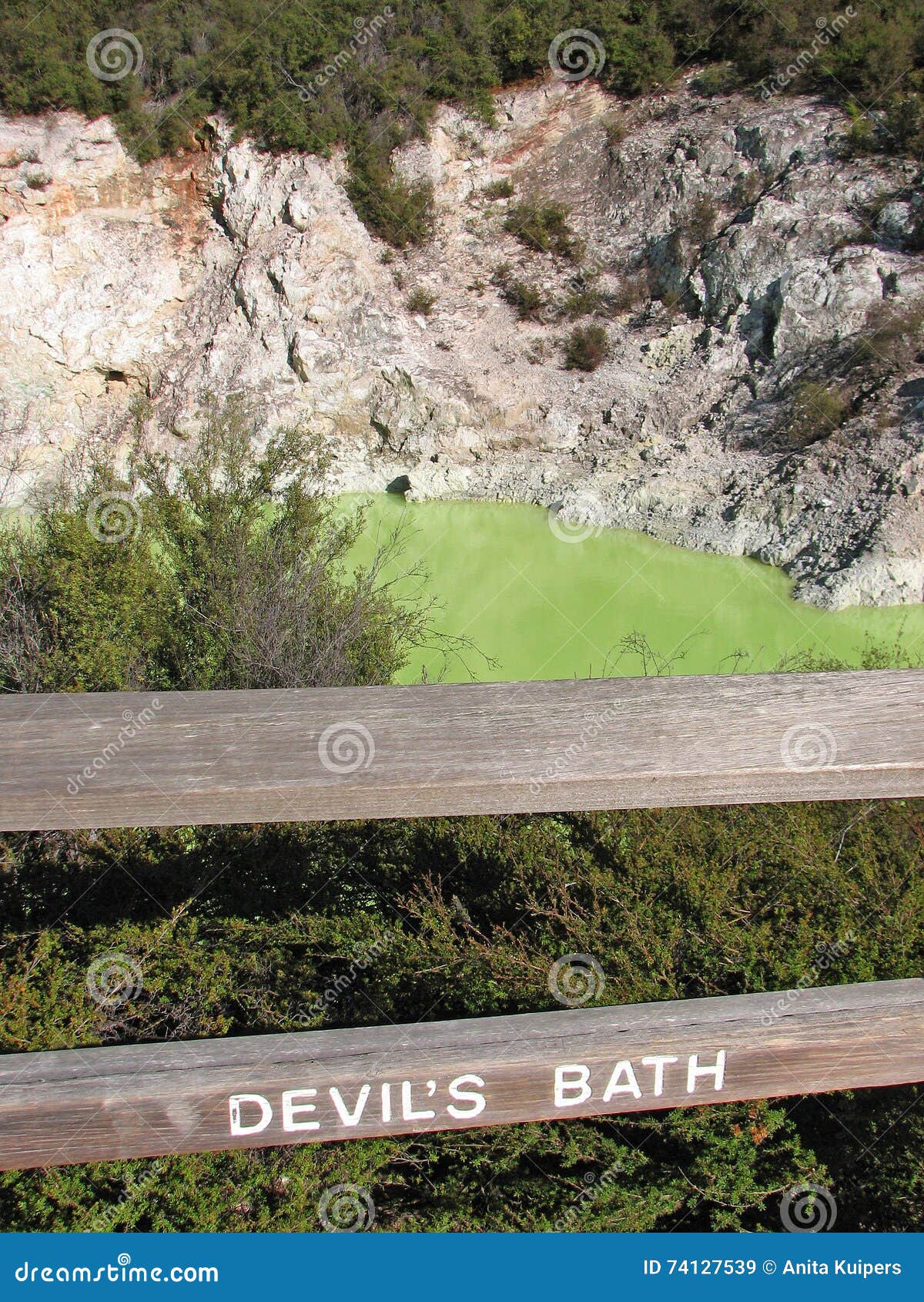 Devil& x27 λουτρό του s wai-ο-Tapu στο θερμικό πάρκο, Νέα Ζηλανδία. Φθορισμού πράσινος της θερμικής λίμνης Devil& x27 λουτρό του s στο εθνικό πάρκο wai-ο-Tapu κοντά σε Rotorua, Νέα Ζηλανδία