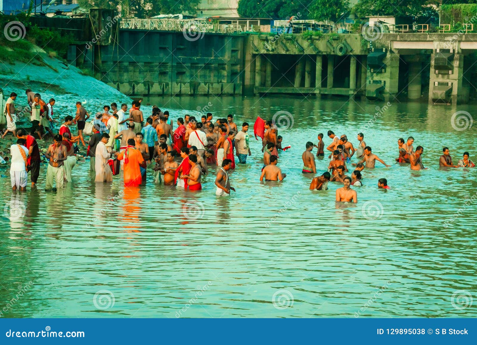 Devotos Que Tomam O Banho Santamente No Rio Ganges Foto De Stock Editorial Imagem De Cultura 