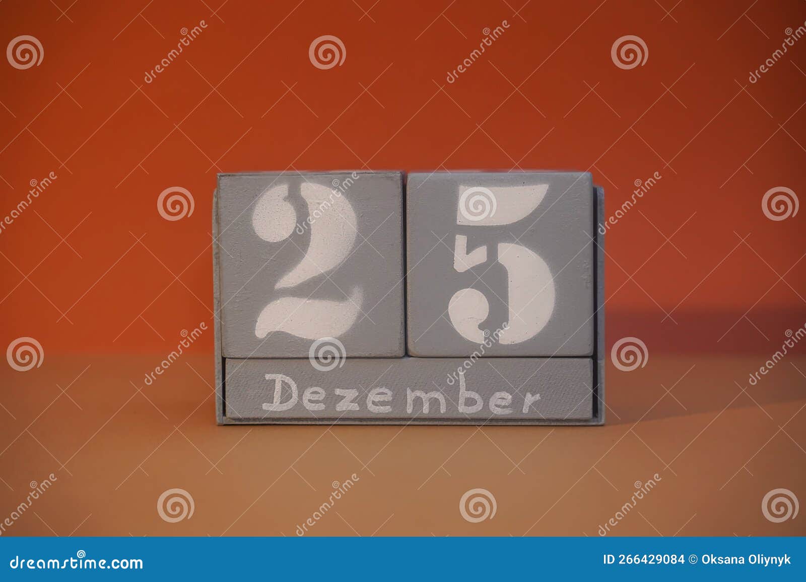 25 dezember on wooden grey cubes. calendar cube date 25 december. concept of date. copy space for text. educational cube