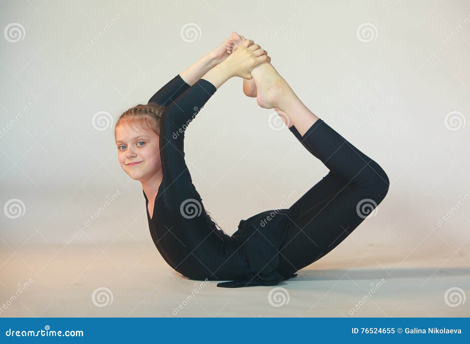 Dhanurasana-Yoga stockbild. Bild von zicklein, turner - 76524655