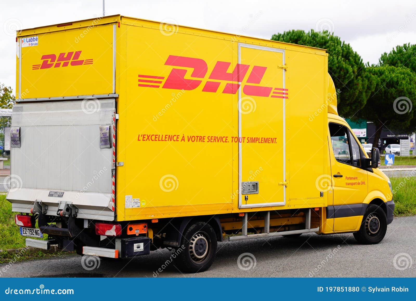 Dhl快递车黄车快递物流车编辑类图片 图片包括有信使 表示 社论 徽标 公司 行业 程序包 Dhl快递车黄车快递物流车编辑类图片 图片包括有信使 表示 社论 徽标 公司 行业 程序包