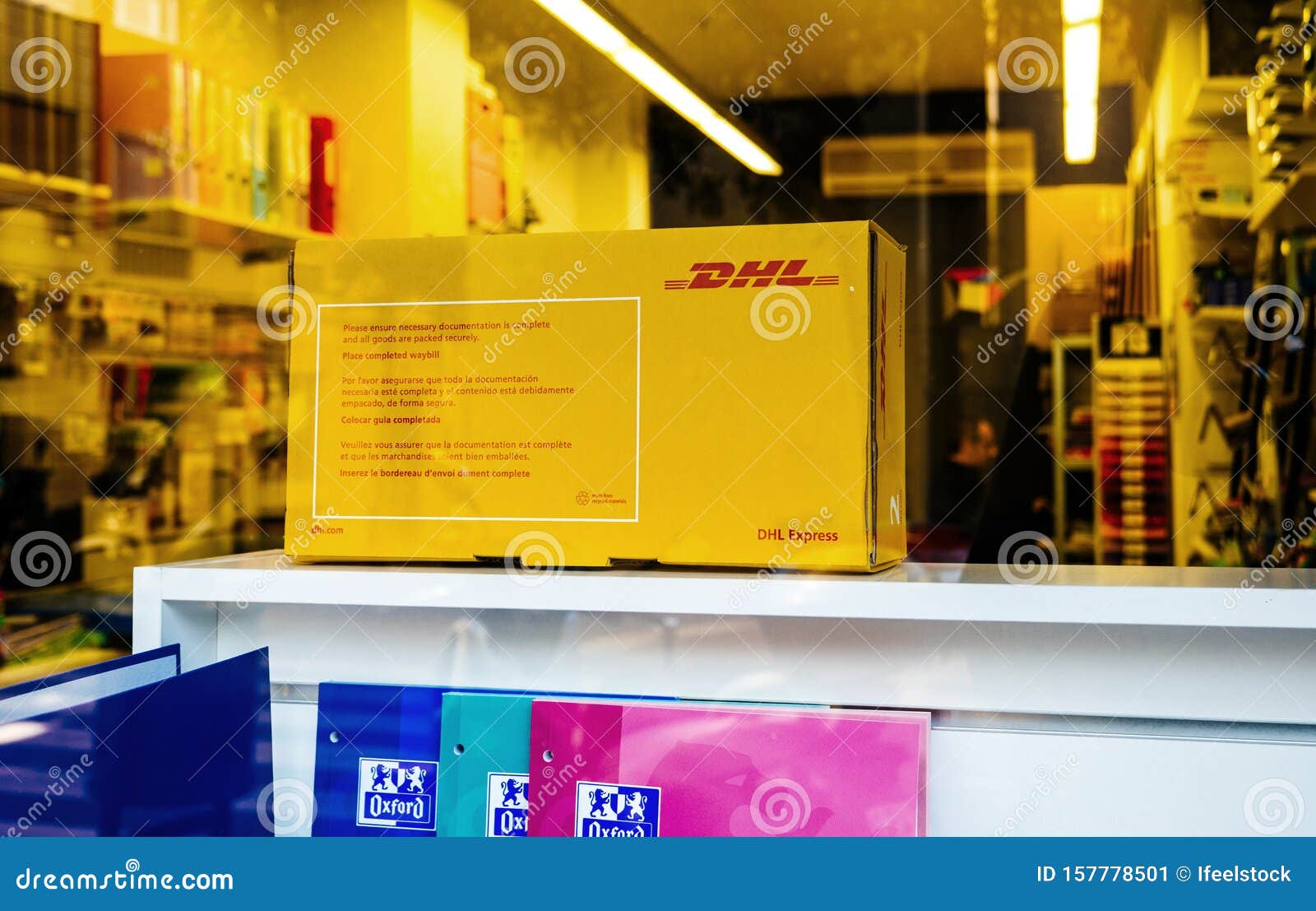 uitstulping Opgetild verlangen DHL Express-pakket in Het Venster Shopping Redactionele Foto - Image of  kruidenierswinkels, technologie: 157778501