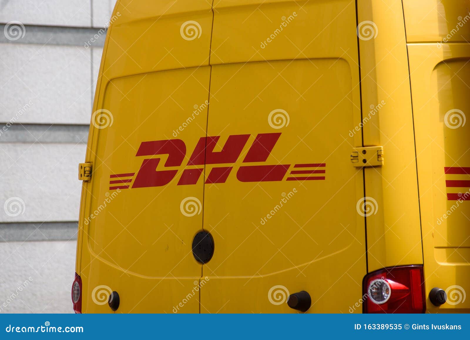 DHL-logo op bestelwagen redactionele afbeelding. Image post