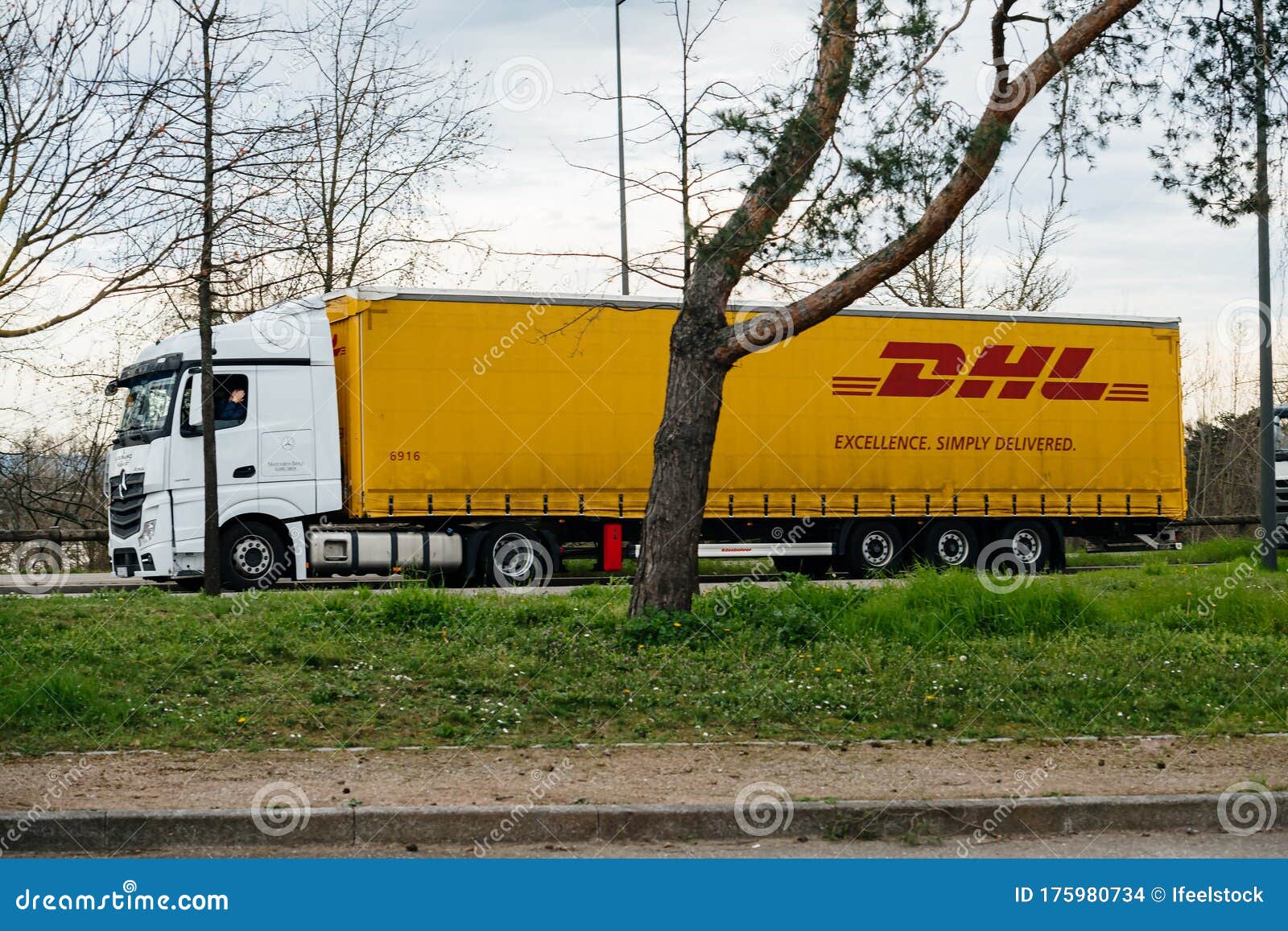 DHL-Paket-LKW in Der Großen Palette Den Grenzgewohnheiten, Die Zwischen Frankreich überqueren. Redaktionelles Stockbild - Bild von medizinisch, verkehr: 175980734
