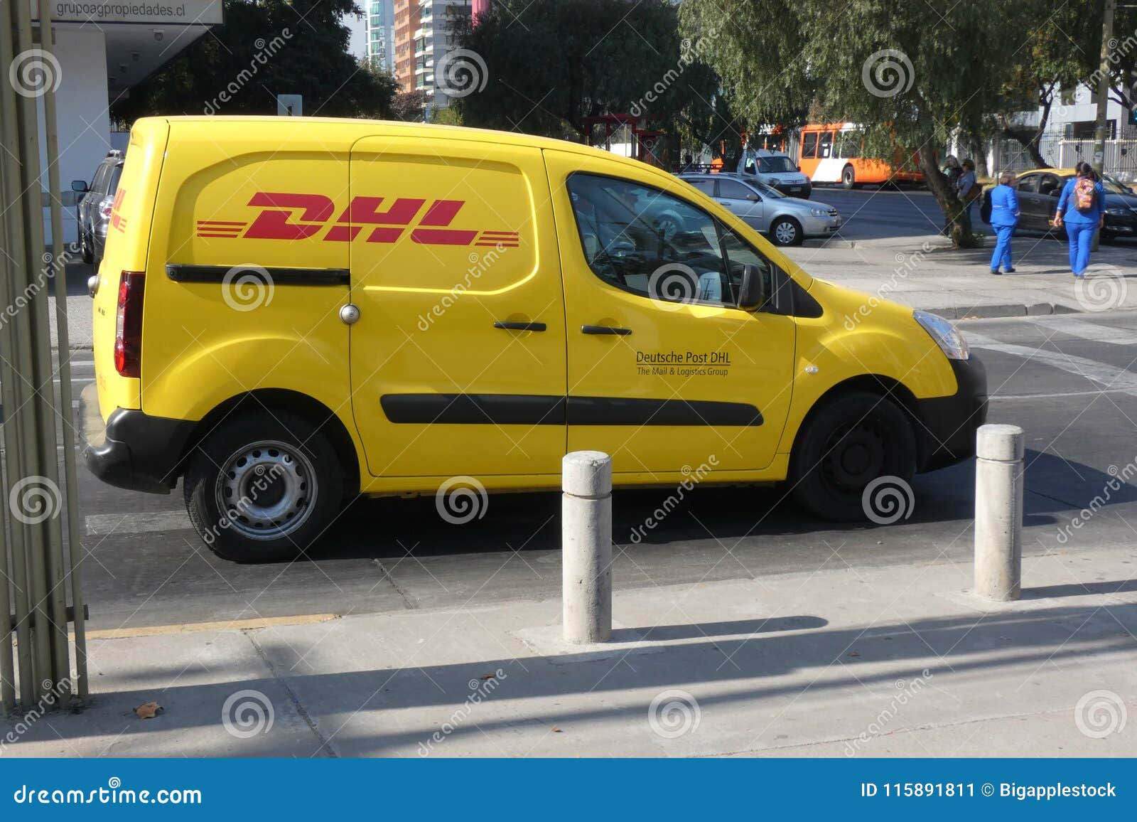 DHL editorial photo. Image of america, group, international - 115891811
