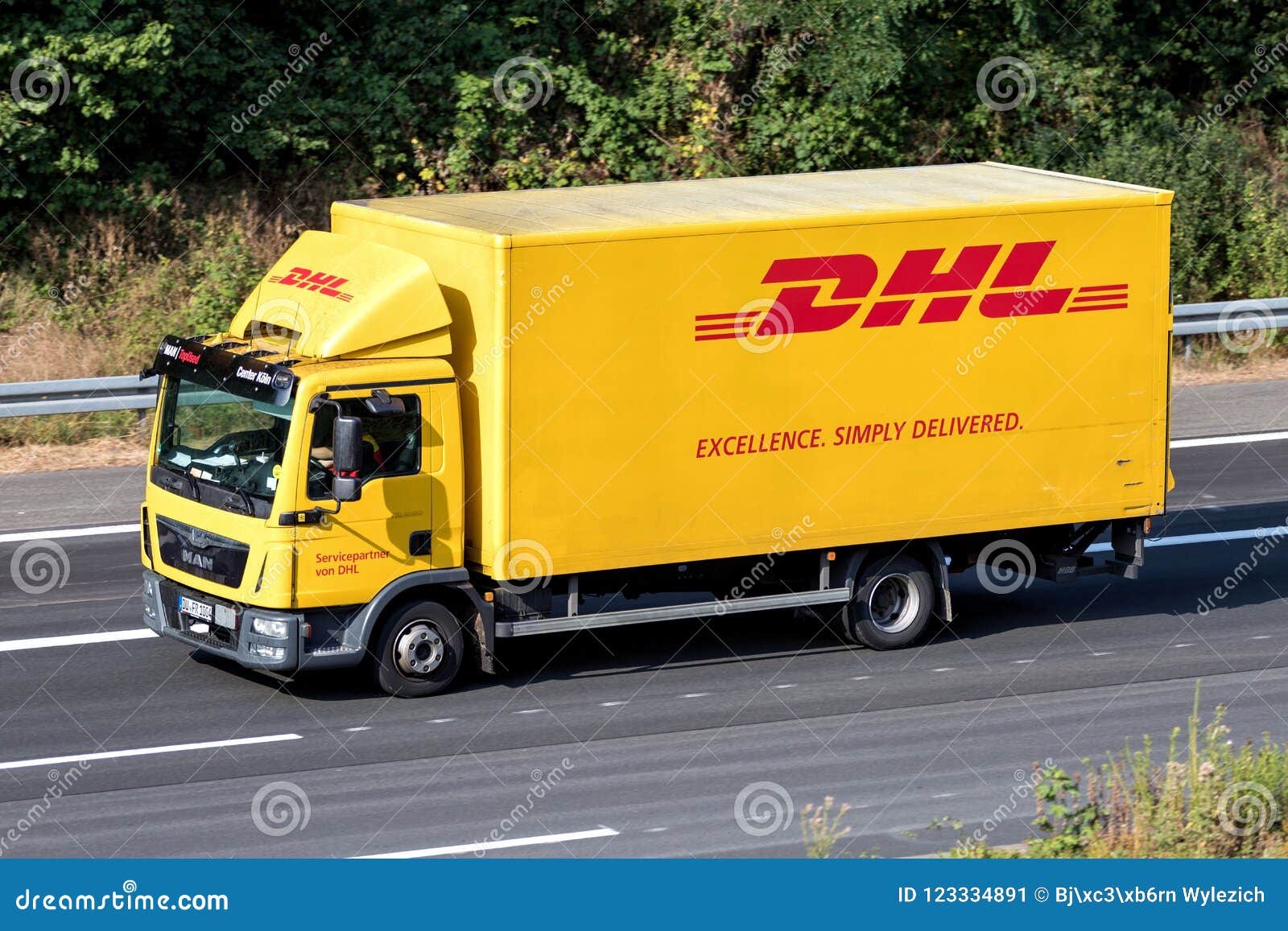 dhl-vrachtwagen-op-autosnelweg-123334891.jpg