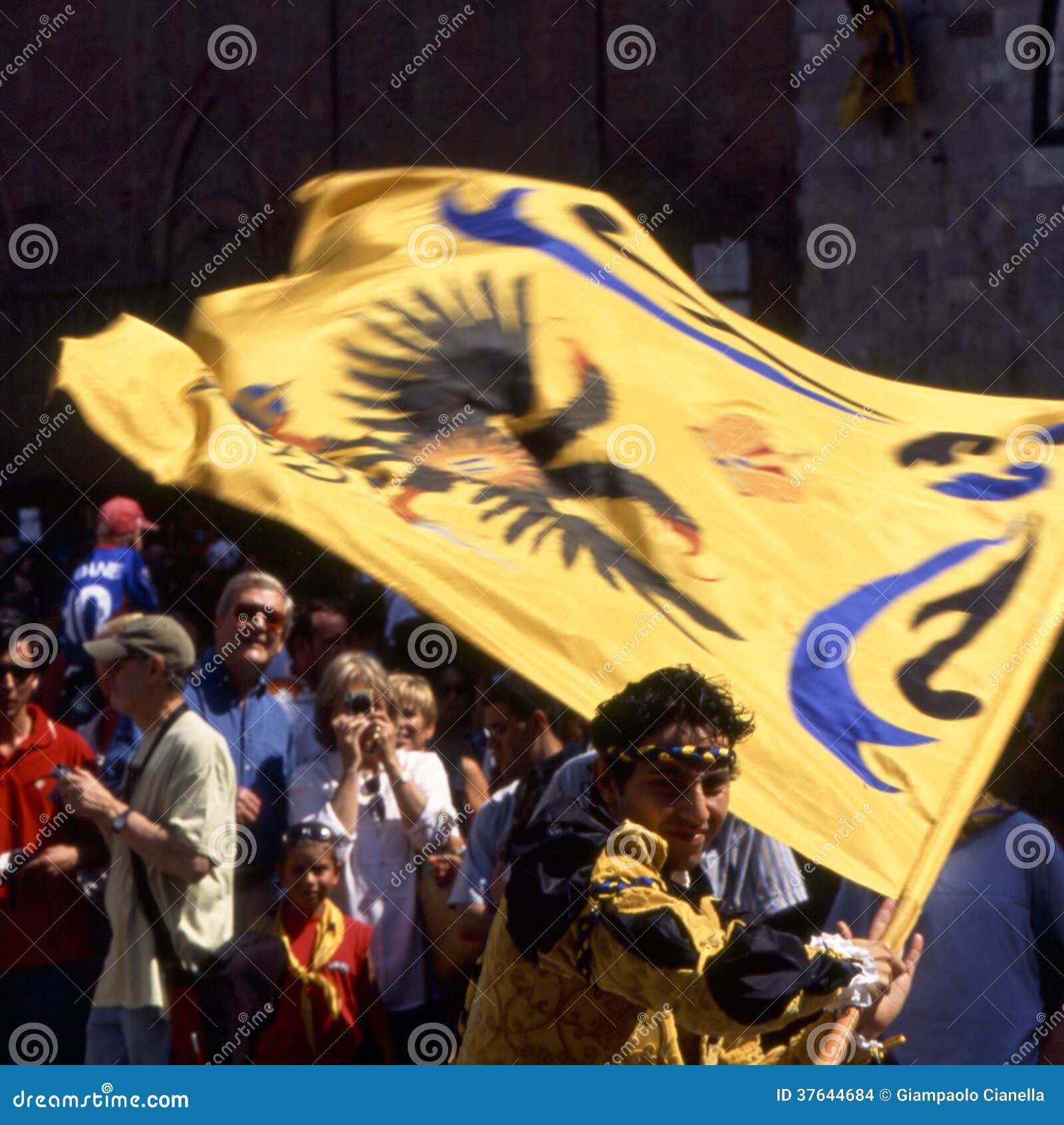 Di Siena de Palio - julio de 2003. Un momento importante del Palio de Siena es el desfile. en este immagiine un carácter con los colores del contrada (distrito) del Aquila http://www.ilpalio.siena.it/Palio/200307020.ashx