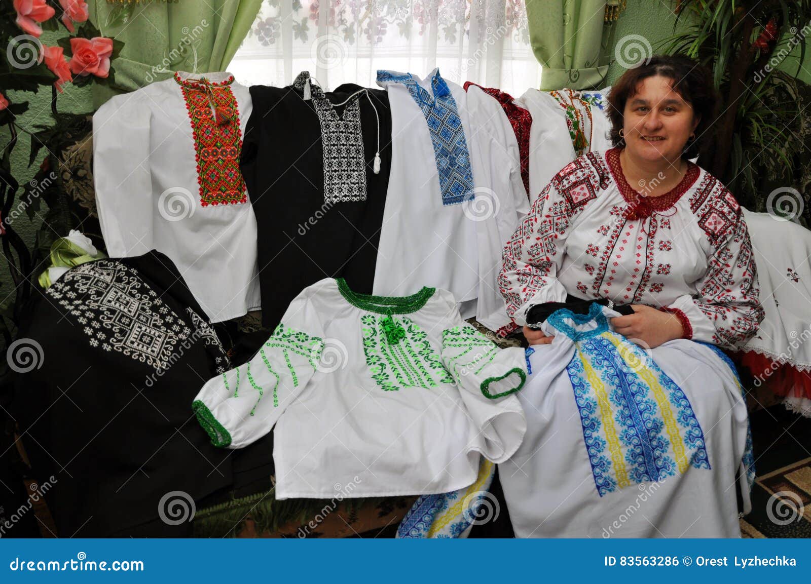 _2 di Tatiana Drohomyretska del ricamo. Mylivtsi - Chortkiv - Ternopil - l'Ucraina - 5 aprile 2013 Master delle camice del ricamo della mano con l'ucranino Tatiana Drohomyretska Mylivtsi dell'ornamento il villaggio nella regione di Ternopil