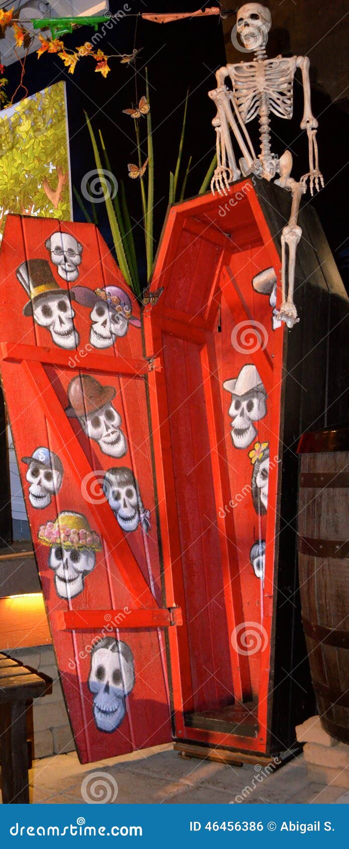 Dia de Los Muertos Coffin. Exposição do caixão e do esqueleto na celebração de Dia de Los Muertos em San Diego