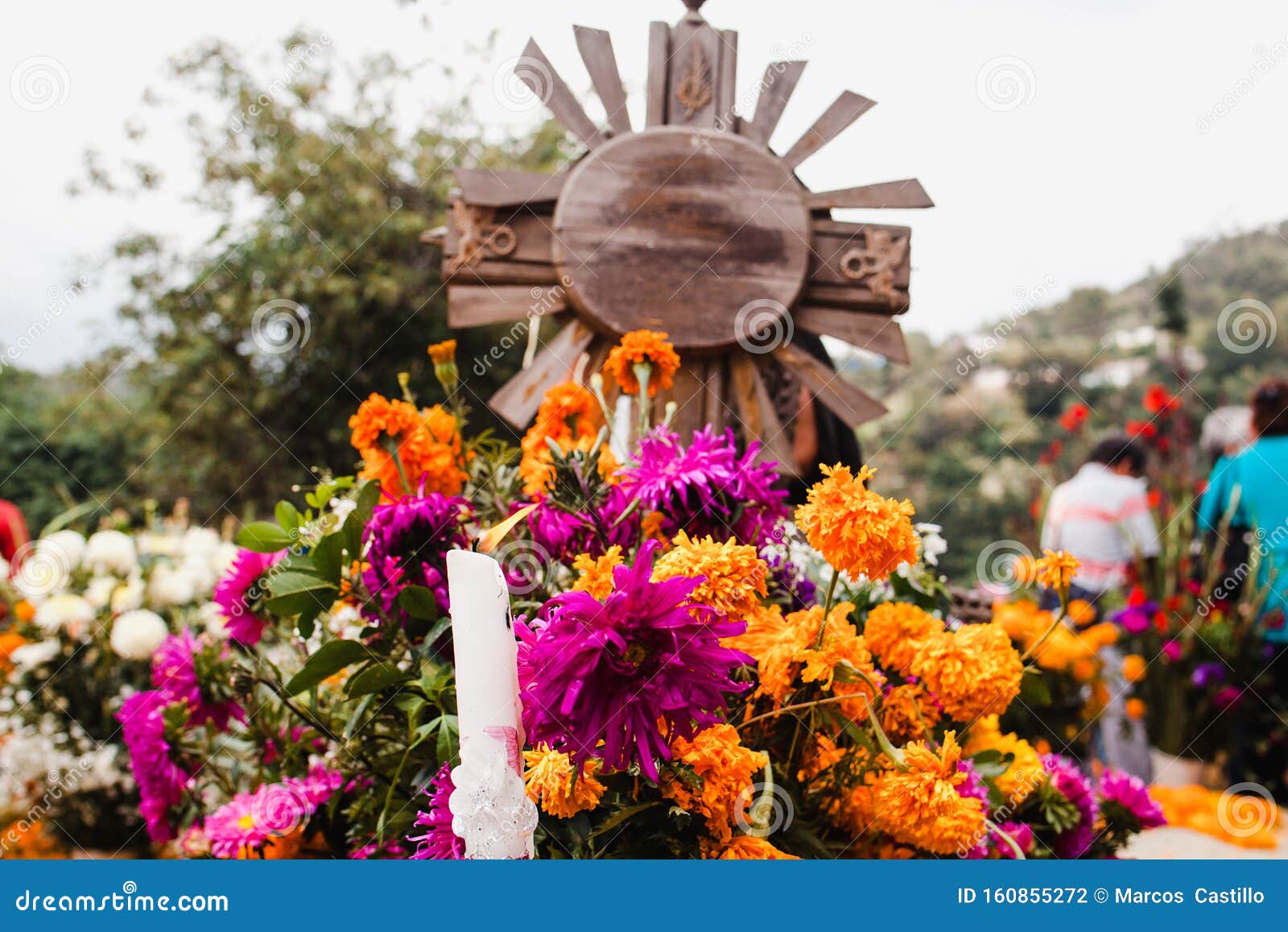 Dia De Los Muertos México, Cempasuchil Flores Para El Día De Los Muertos,  Cementerio De México Foto de archivo - Imagen de partido, vela: 160855272