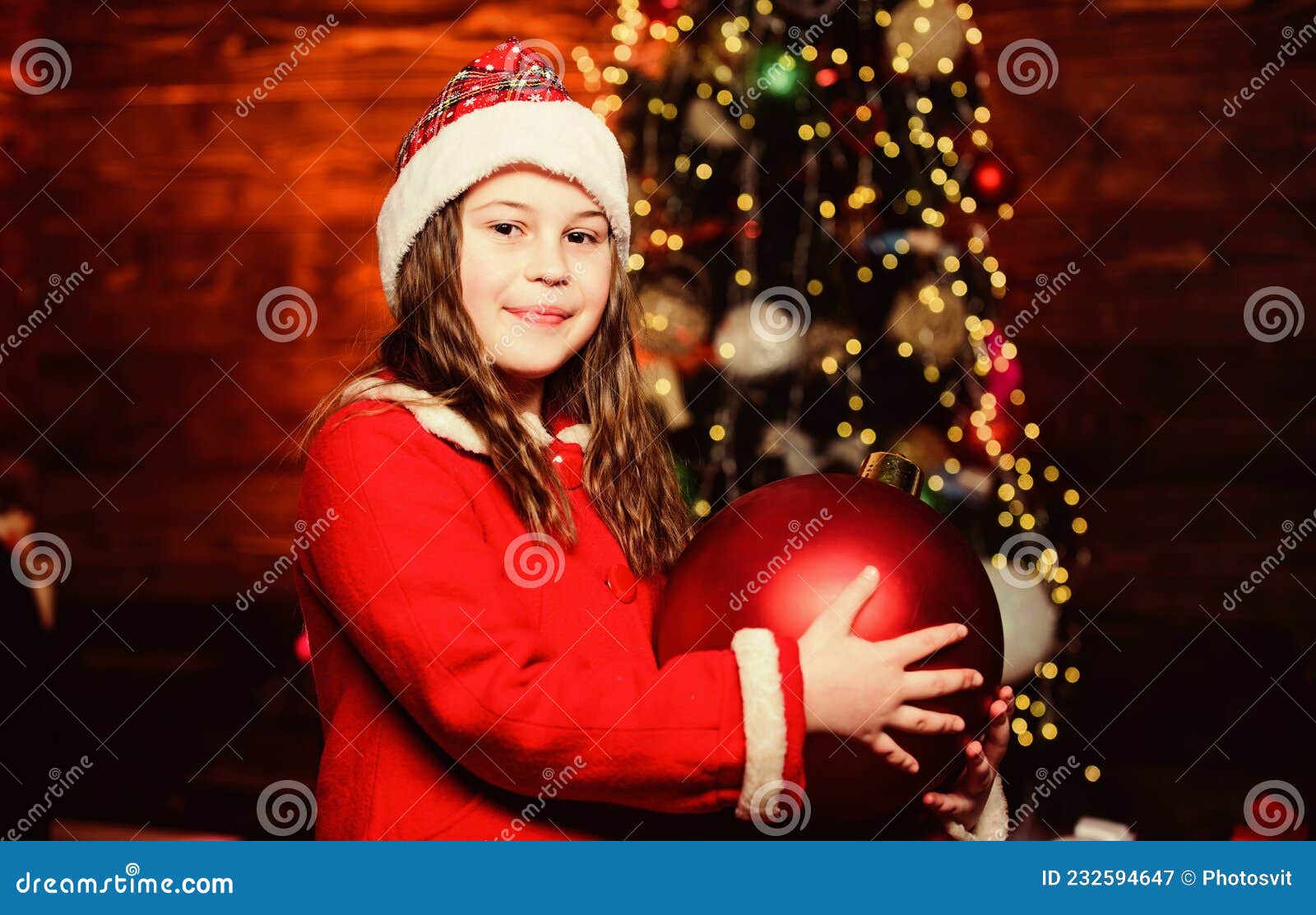 Dia De Natal Da Atmosfera Festiva. a Fantasia De Santa Claus Segura Enfeites De árvore De Natal De Grande Bola. Decoração De Natal Imagem de Stock - Imagem de festivo, around: 232594647 Dia De Natal Da Atmosfera Festiva. a Fantasia De Santa Claus Segura Enfeites De árvore De Natal De Grande Bola. Decoração De Natal Imagem de Stock - Imagem de festivo, around: 232594647
