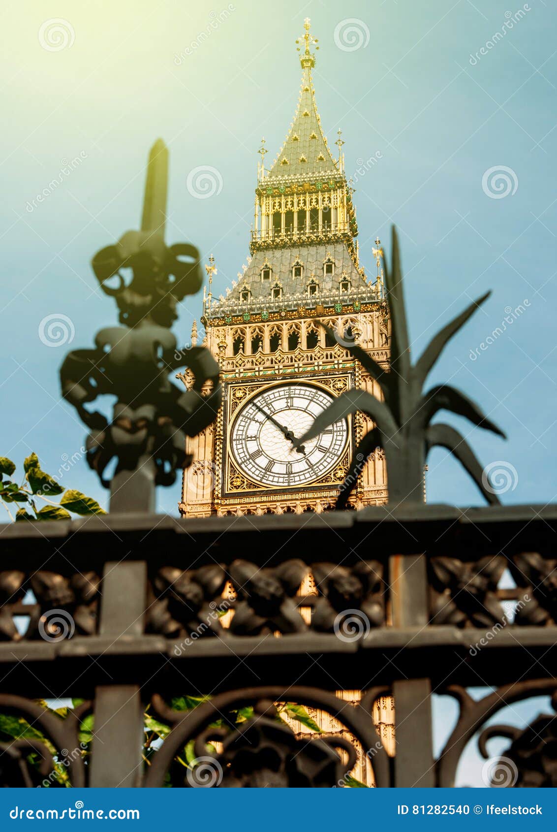 Dia ensolarado de Londres, de Big Ben e cerca da proteção. Londres, throu visto Big Ben uma cerca decorativa em um dia de verão ensolarado