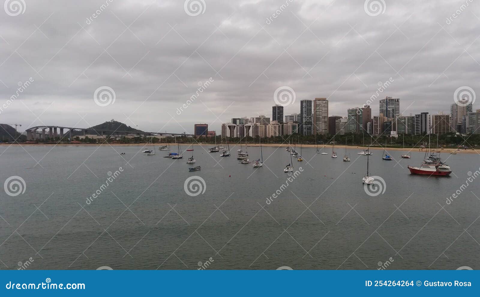 dia nublado na praia da direita. vitÃÂ³ria, espÃÂ­rito santo