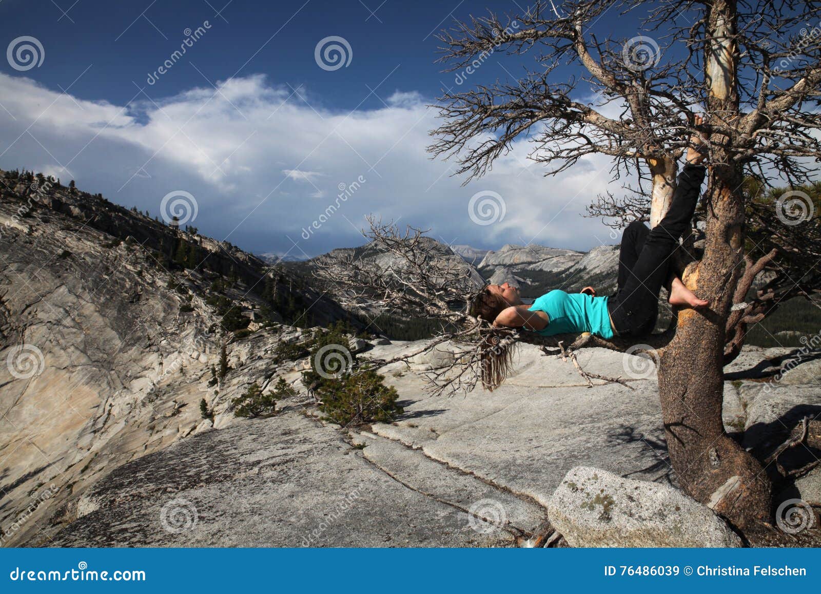 Dia preguiçoso em Yosemite. Mulher que encontra-se em uma árvore no ponto de Olmsted, Tuolumne, Yosemite, Califórnia, EUA