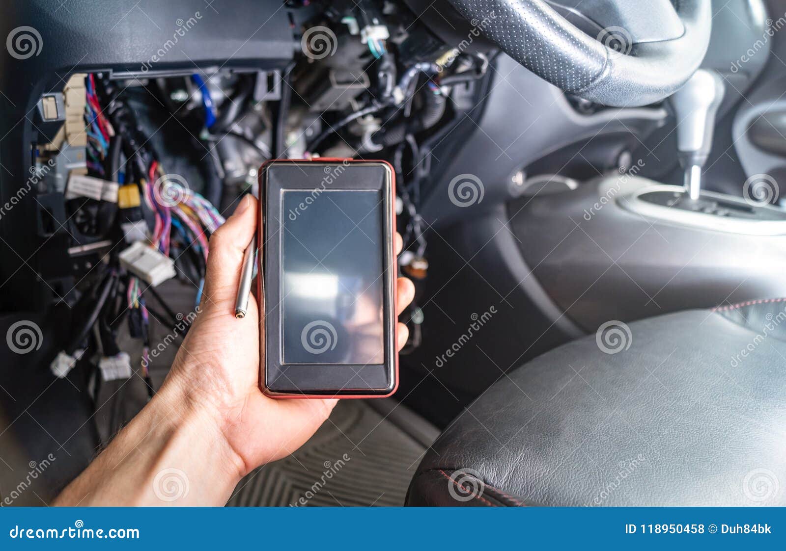 Diagnosis De Las Faltas Del Coche: Un Escáner Auto Portátil Con El Interfaz  OBD2 En La Mano Del ` S Del Electricista En El Fondo Foto de archivo -  Imagen de datos