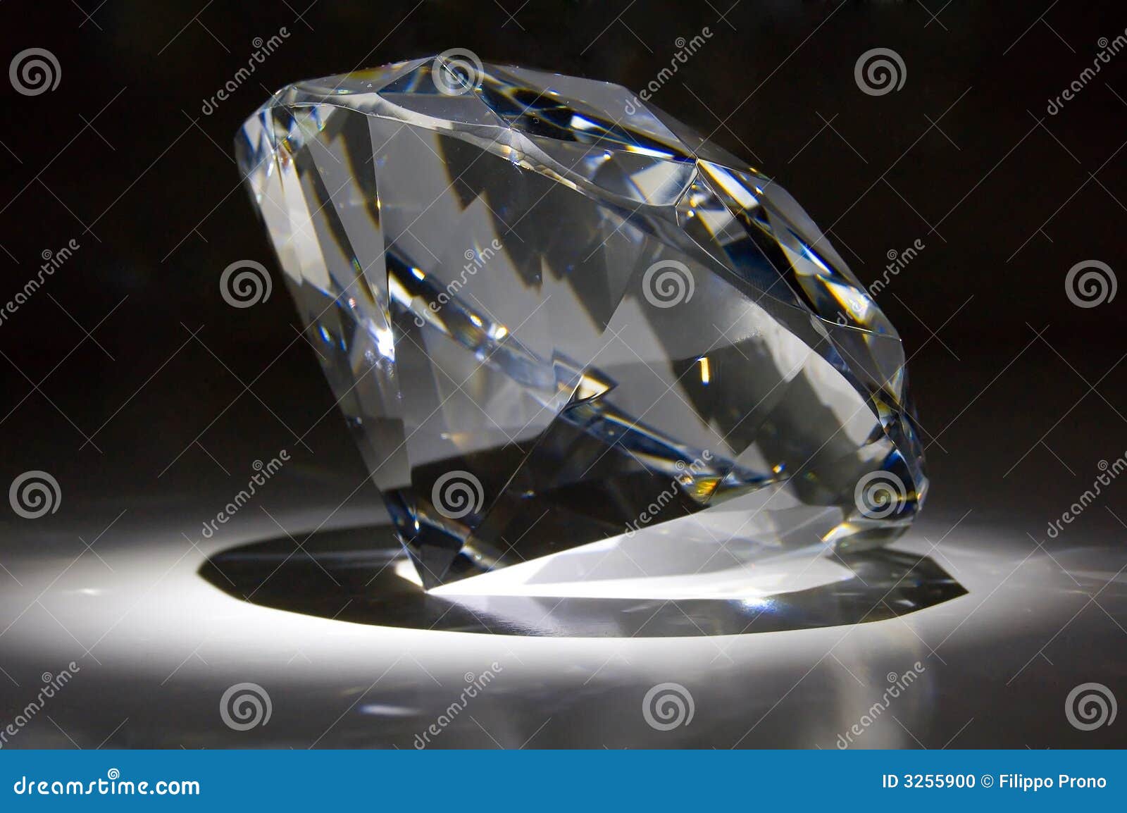 Diamante grande com reflexões em torno dele.