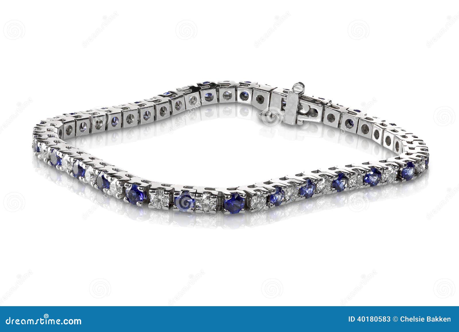 Diamante y Sapphire Tennis Bracelet aislados en blanco